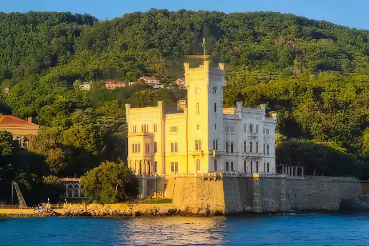 Точка на карте. Мирамаре - замок, смотрящий в море.