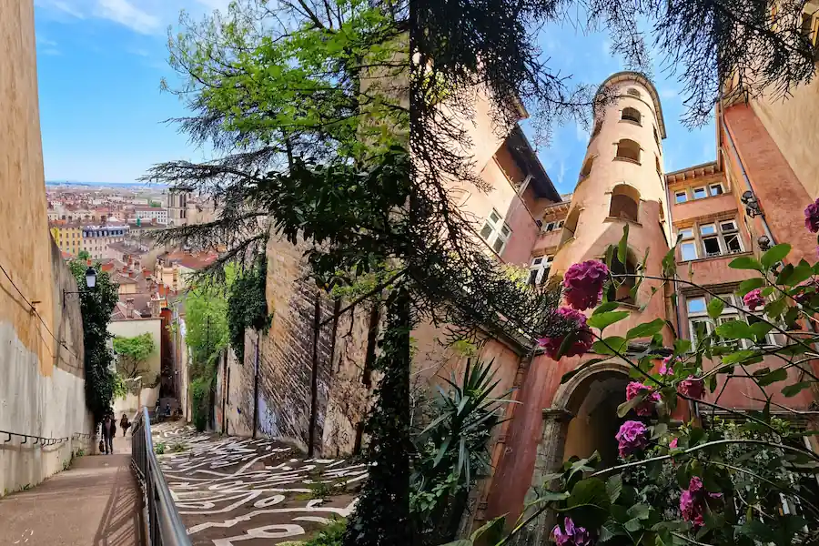 lyon-garbage-ghetto-crime